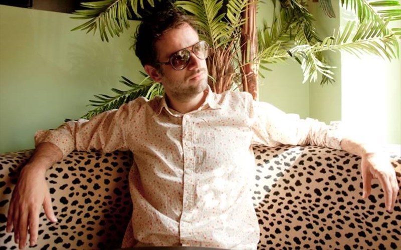 o-kostis-marabegias-se-rolo-radiofonikou-paragogou