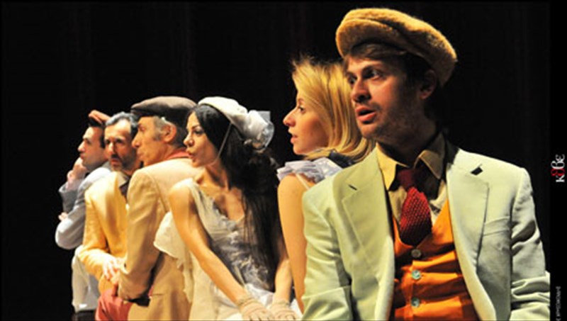 tsezaris-gkraouzinis-den-dimiourgisa-mia-mauri-alla-mia-roz-komodia