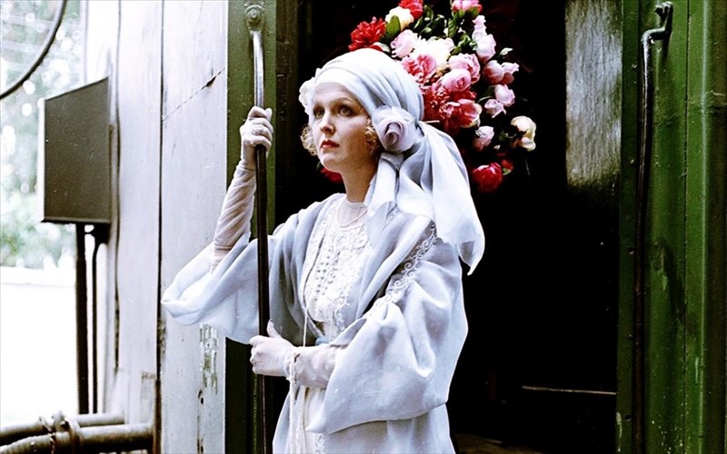 isuxa-bradia-stin-tainiothiki