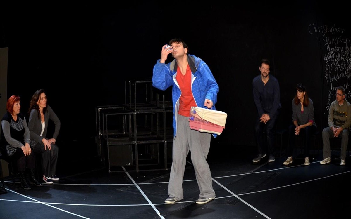 poios-skotose-ton-skulo-ta-mesanuxta-foto