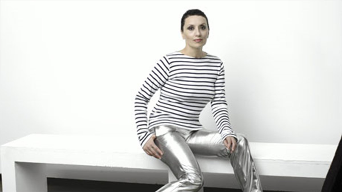 i-luz-casal-me-psila-takounia-sto-megaro-mousikis