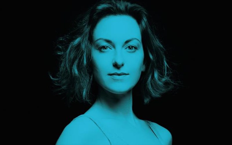 mia-freskia-parousia-katalambanei-ton-kipo-tou-xutiriou