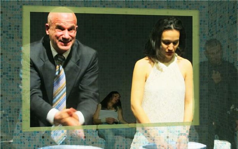 world-crisis-stories-oi-mathites-tis-elenis-skoti-peiramatizontai