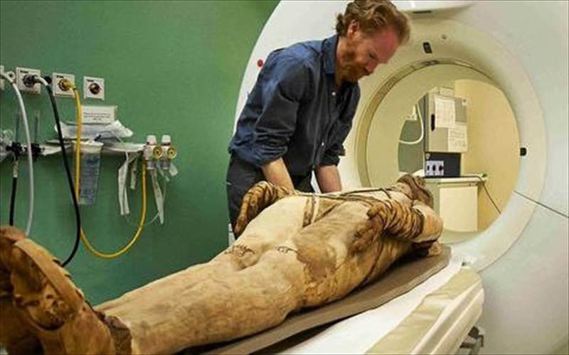 bretaniko-mouseio-ebalan-moumies-ston-aksoniko-tomografo