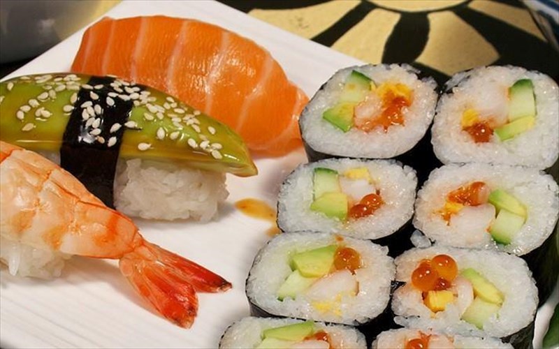 pos-ftiaxnetai-to-kalutero-sushi-tis-polis