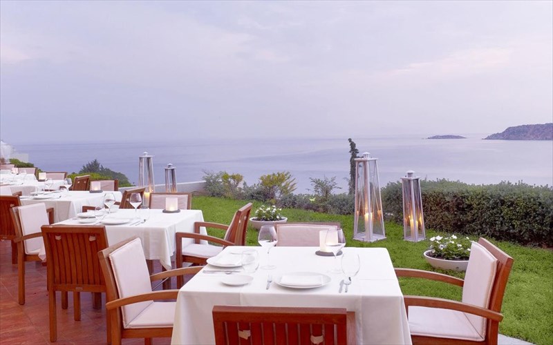 galazia-hytra-kalokairines-ellinikes-apolauseis-dipla-sti-thalassa