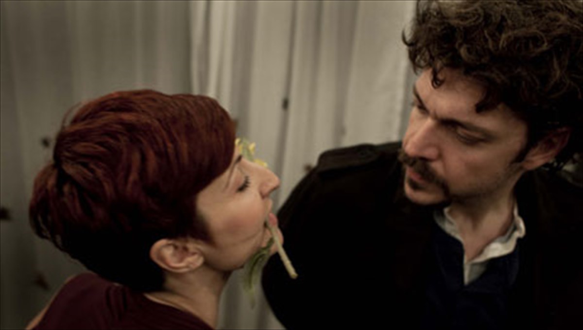 i-erotiki-allilografia-tou-tsexof-sti-theatriki-skini