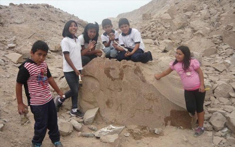 lilipouteioi-arxaiologoi-mathites-sti-xili-anakalupsan-moumia-7000-eton