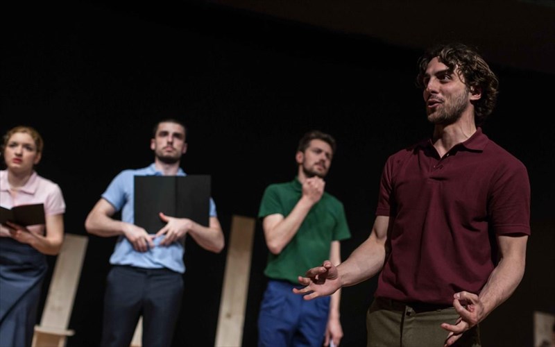 amlet-teleutaia-parastasi-sto-theatro-poreia