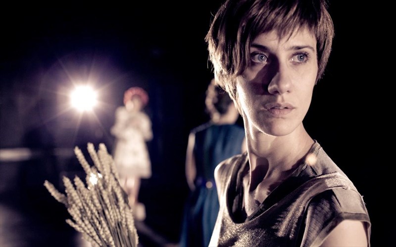 poluglossi-kai-filiki-pros-tous-touristes-ilektra