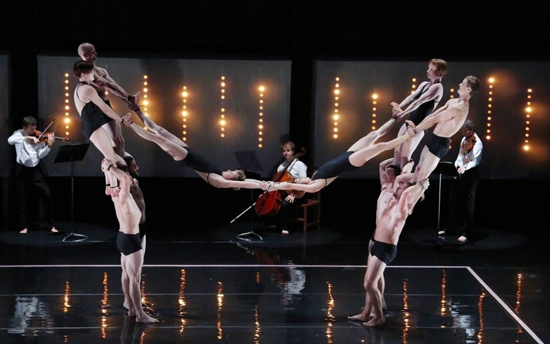 akrobatikes-figoures-meta-mousikis-erxetai-i-omada-circa-sto-festibal-athinon-omada-circa-sto-festibal-athinon