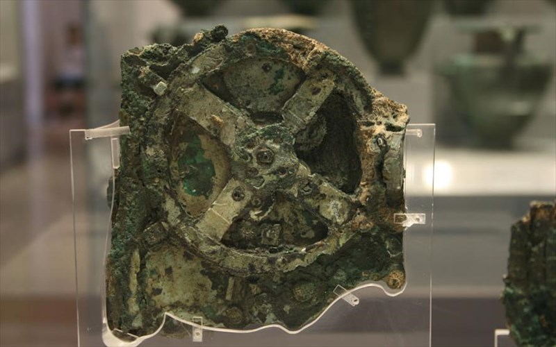 ta-antikuthira-taksideuoun-stin-elbetia