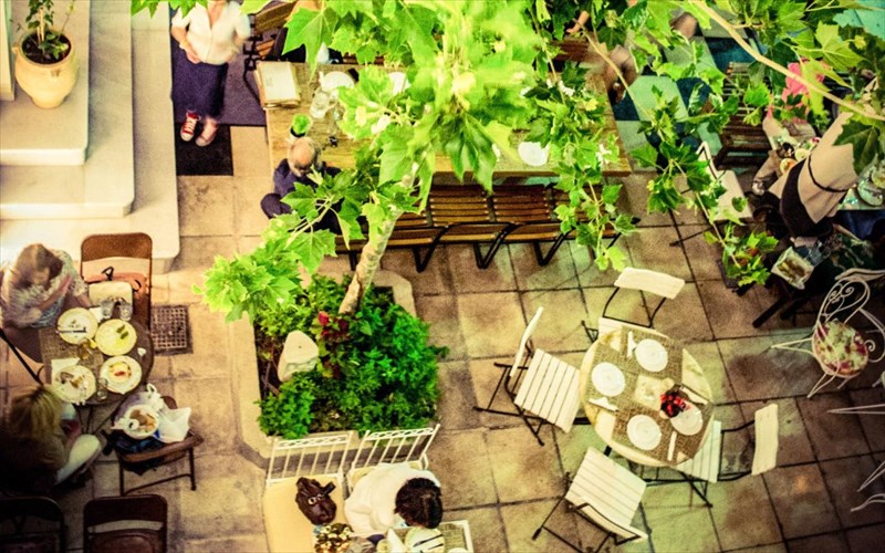 kalokairi-stin-auli-tou-belle-amie