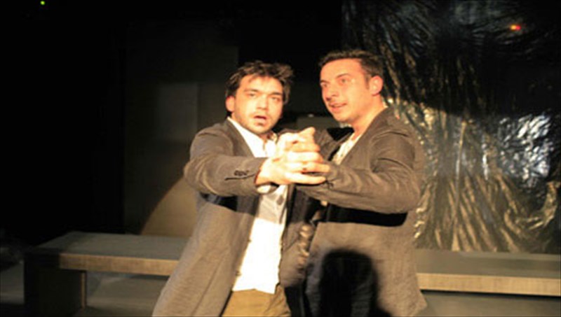 kritiki-theatrou-drunk-enough-to-say-i-love-you