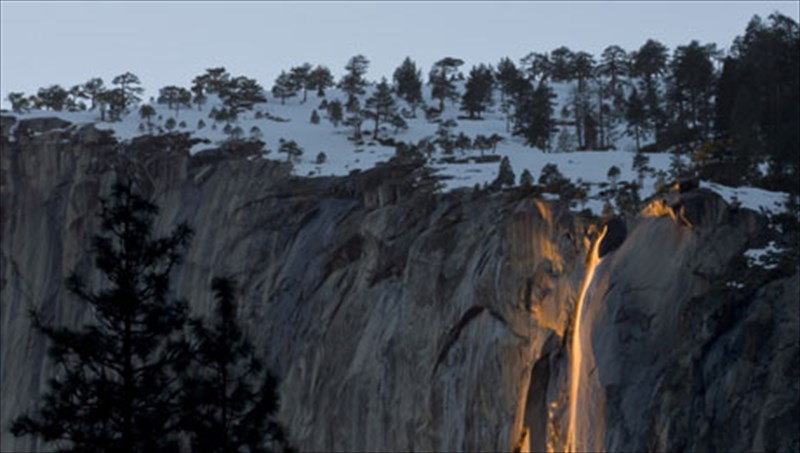 enas-katarraktis-apo-fotia-stin-kalifornia