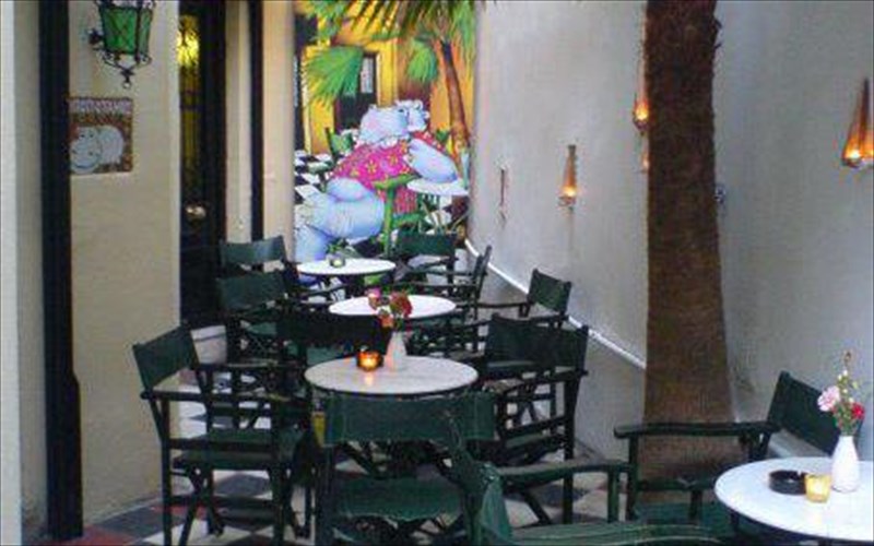 ippopotamos-to-rok-steki-tou-kolonakiou-ananeothike-gia-to-kalokairi