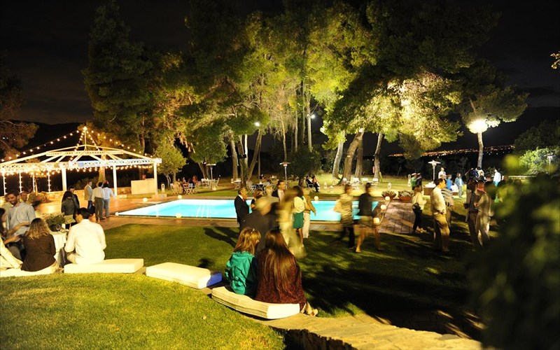 i-mousiki-sunanta-to-krasi-sto-ktima-kokotou