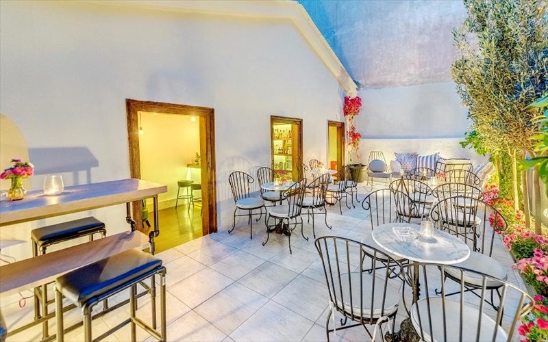 mantzarou-3-nea-afiksi-stin-piatsa-tou-kolonakiou