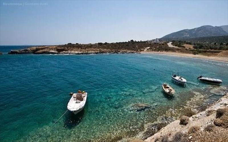 i-naksos-kai-oi-paralies-tis