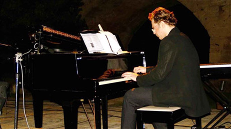 o-stefanos-korkolis-taksideuei-se-mousikes-sxeseis