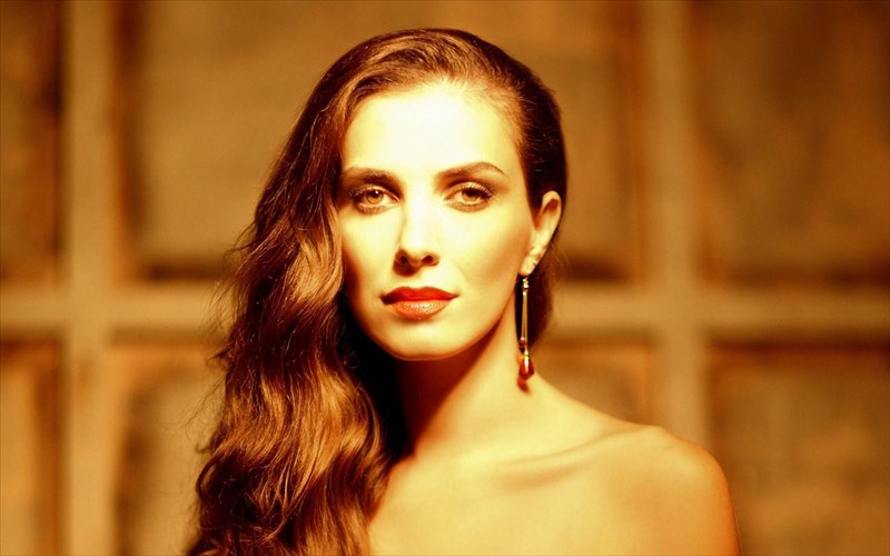 h-foteini-darra-se-black-kai-white-fonto-white-fonto