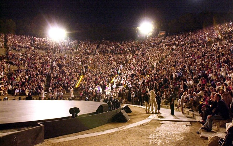 to-festibal-milaei-agglika-kai-frontizei-gia-oikonomiki-metakinisi-ton-theaton-stin-epidauro