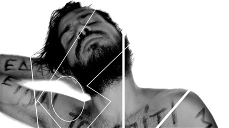 enas-polu-ksexoristos-kurios-ksana-epi-skinis