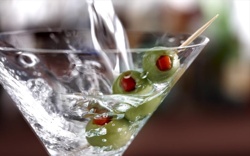 oi-istories-piso-apo-10-agapimena-cocktails