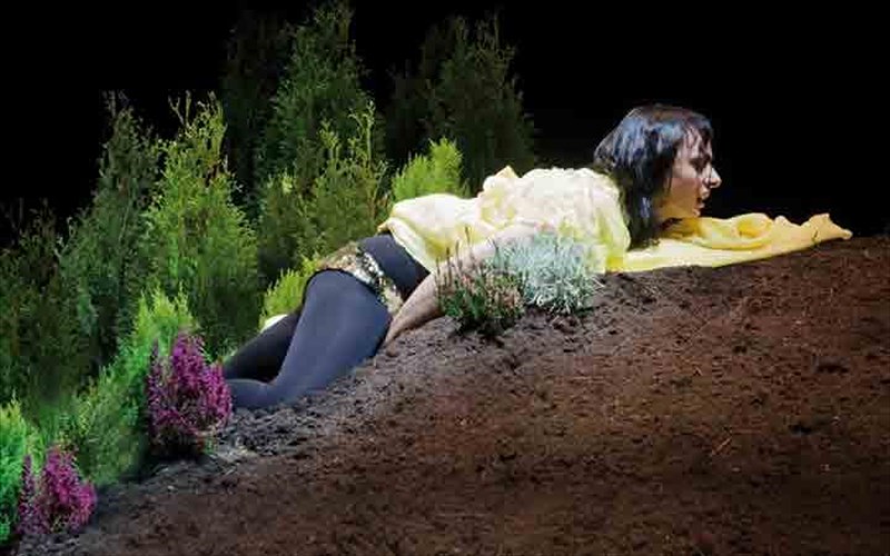 olos-o-ouranos-pano-sti-gi-to-sundromo-tis-gouentu-kritiki-theatrou-ouranos-pano-sti-gi-to-sundromo-tis-gouentu-kritiki-theatrou