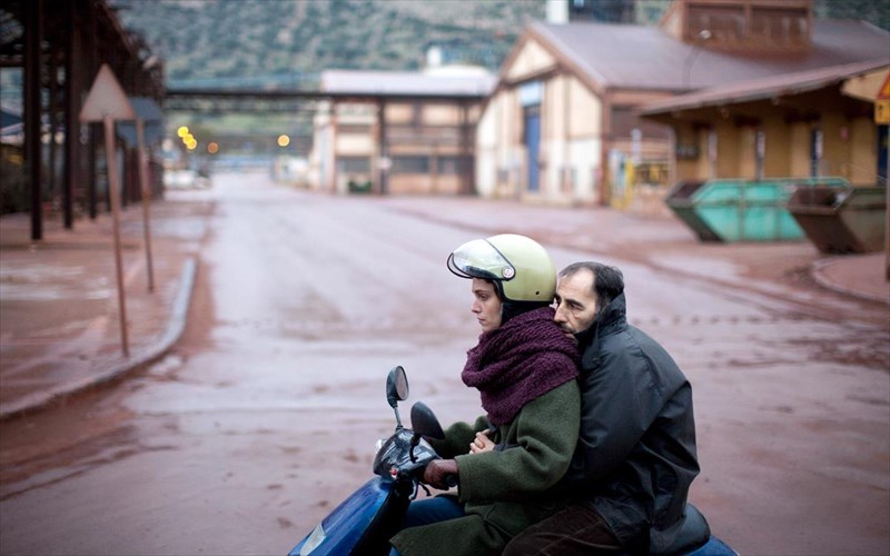 to-sugxrono-elliniko-sinema-kanei-thrausi-stin-polonia