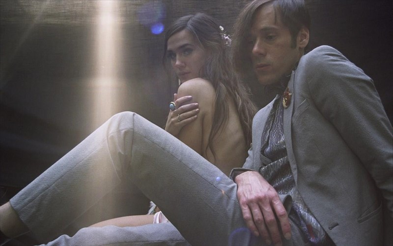 apo-tin-pop-sto-funk-kai-tin-electronica-me-apoluti-theatrikotita