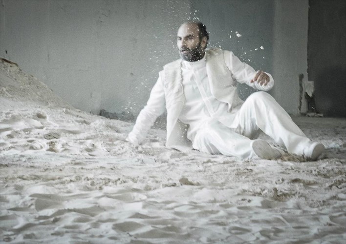 akullas-karazisis-i-pragmatikotita-einai-poluprismatiki