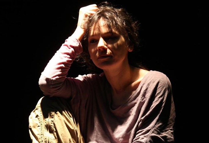 theatrikos-monologos-tis-amanta-mixalopoulou-sto-festibal-serifou