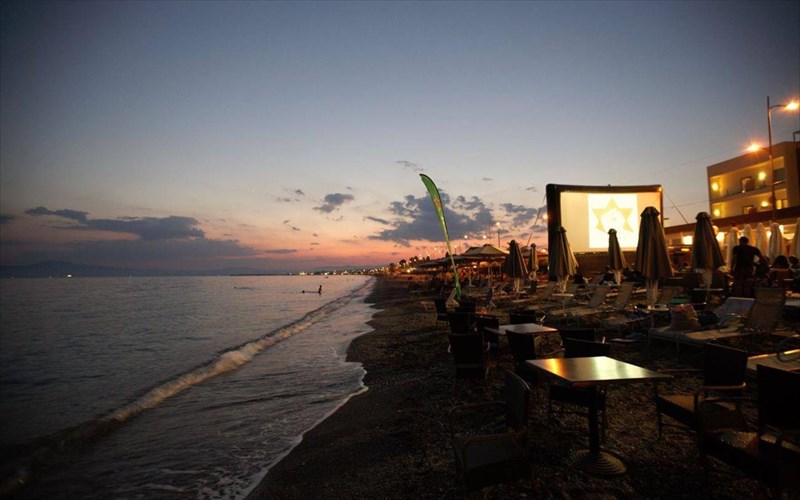 stin-paralia-tis-kalamatas-paizei-oraio-sinema