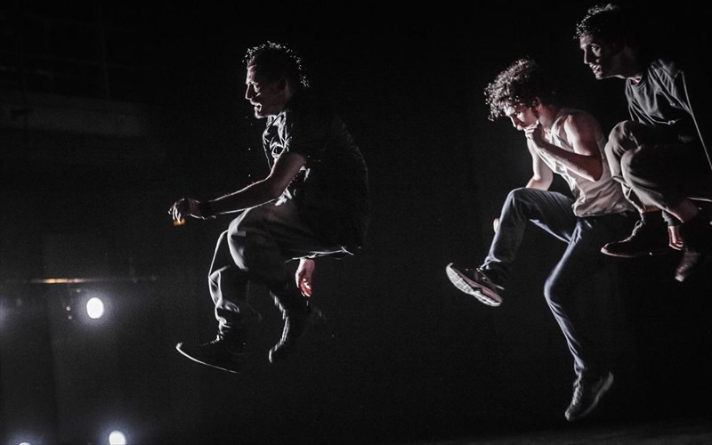 premiera-gia-tous-planites-sto-festibal-xorou-kalamatas