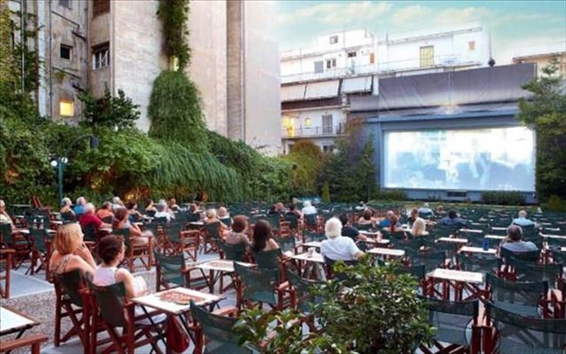 athinaikes-nuxtes-fotismenes-apo-asteria-kai-kinimatografikes-proboles