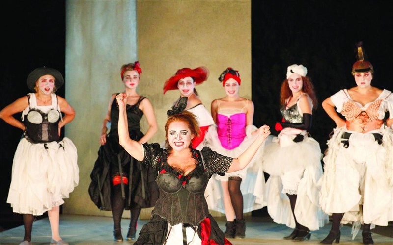 i-maria-kabogianni-sto-rolo-tis-lusistratis-kanei-stasi-sti-thessaloniki