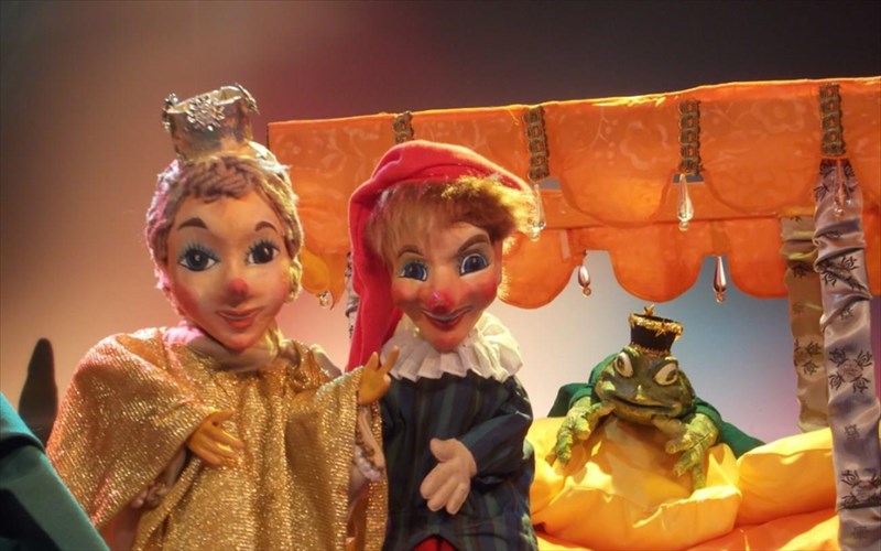 mabrida-folia-kouklotheatrou-gia-mikrous-kai-megalous-apo-tin-oikogeneia-sofianou