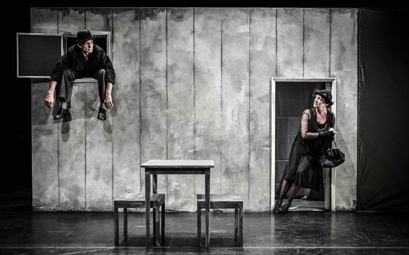 east-shadow-kritiki-theatrou