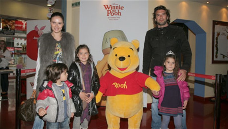 o-gouini-perimenei-tous-mikrous-tou-filous