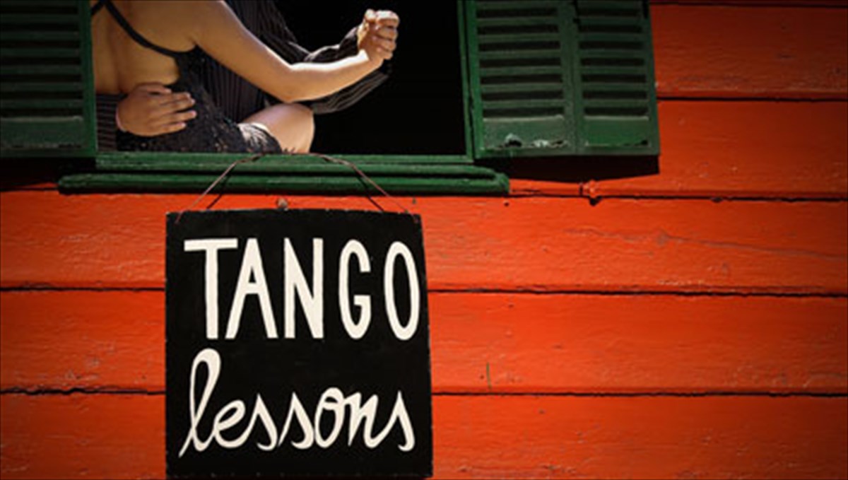 ton-maio-oi-athinaioi-xoreuoun-tangko