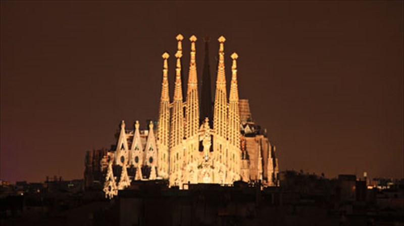 sagrada-familia-130-xronia-meta