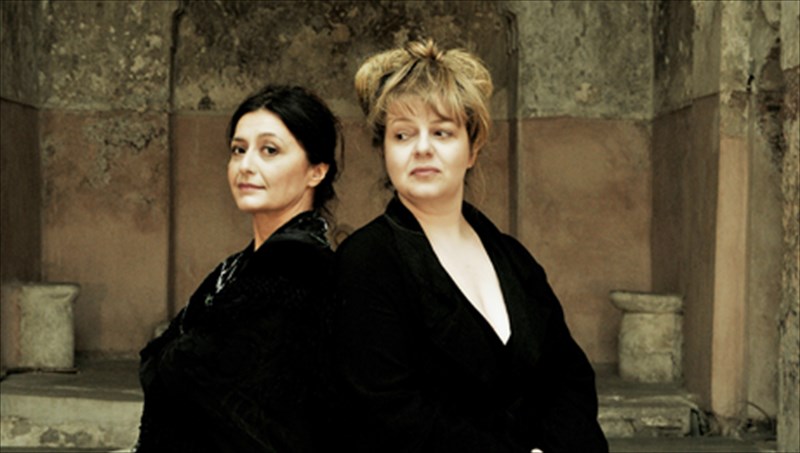 i-sofia-tis-loksantras-sti-skini-tou-theatrou