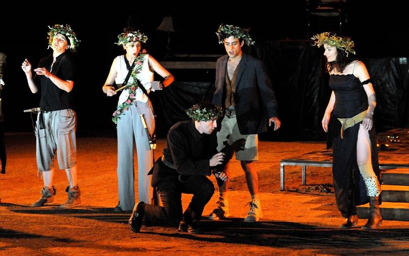 bakxes-kritiki-theatrou