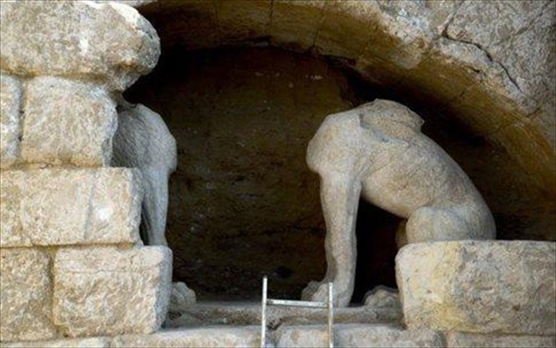 o-leon-deixnei-andriki-tafi-stin-amfipoli