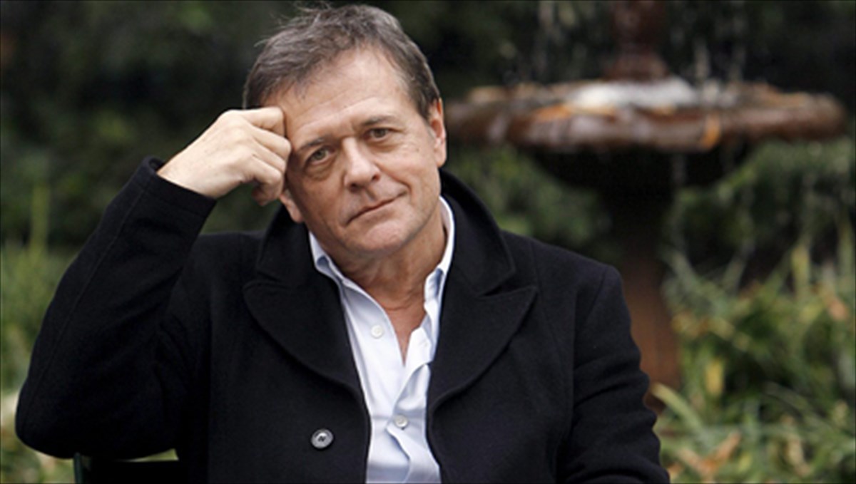 o-patris-sero-sti-theatriki-skini-tou-londinou