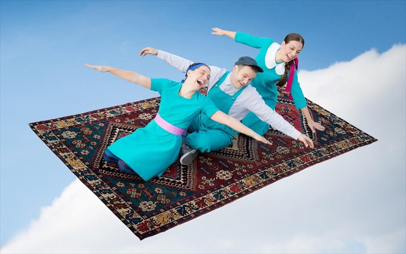 ta-paidia-pou-blepoun-ta-trena-napetoun-to-theatriko-taksidi-sunexizetai-to-fthinoporo