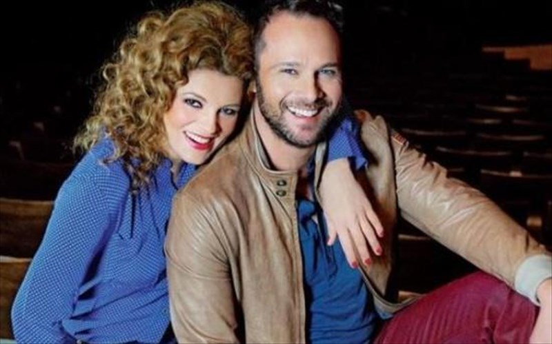 tania-trupi-memos-mpegnis-ermineuoun-tragoudia-klasikon-miouzikal