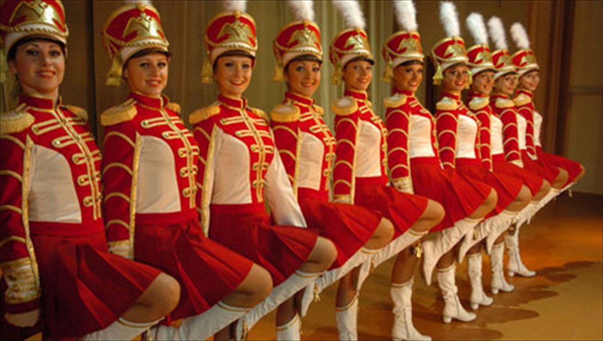 i-kallitexniki-epelasi-tou-kokkinou-stratou