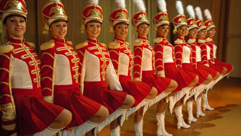 i-kallitexniki-epelasi-tou-kokkinou-stratou